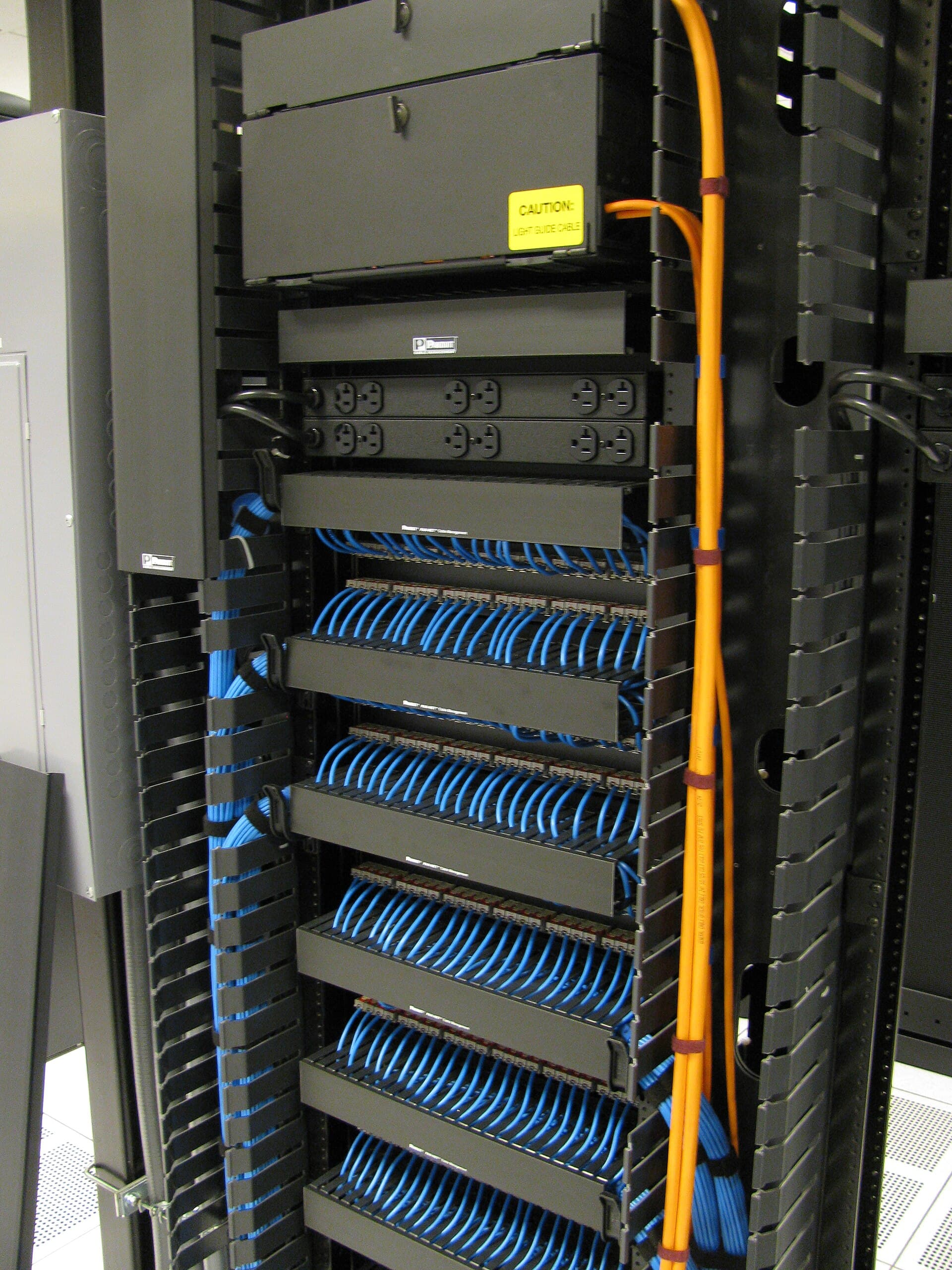 IP ve rDNS yönetimi için fiber ve cat6 network patch panel altyapısı