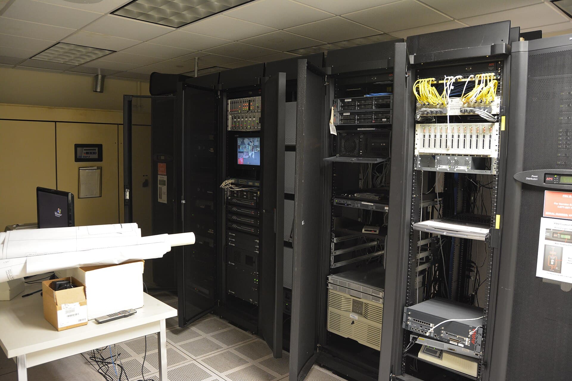 Türkiye dedicated server için rack sıraları ve fiziksel sunucu parkı