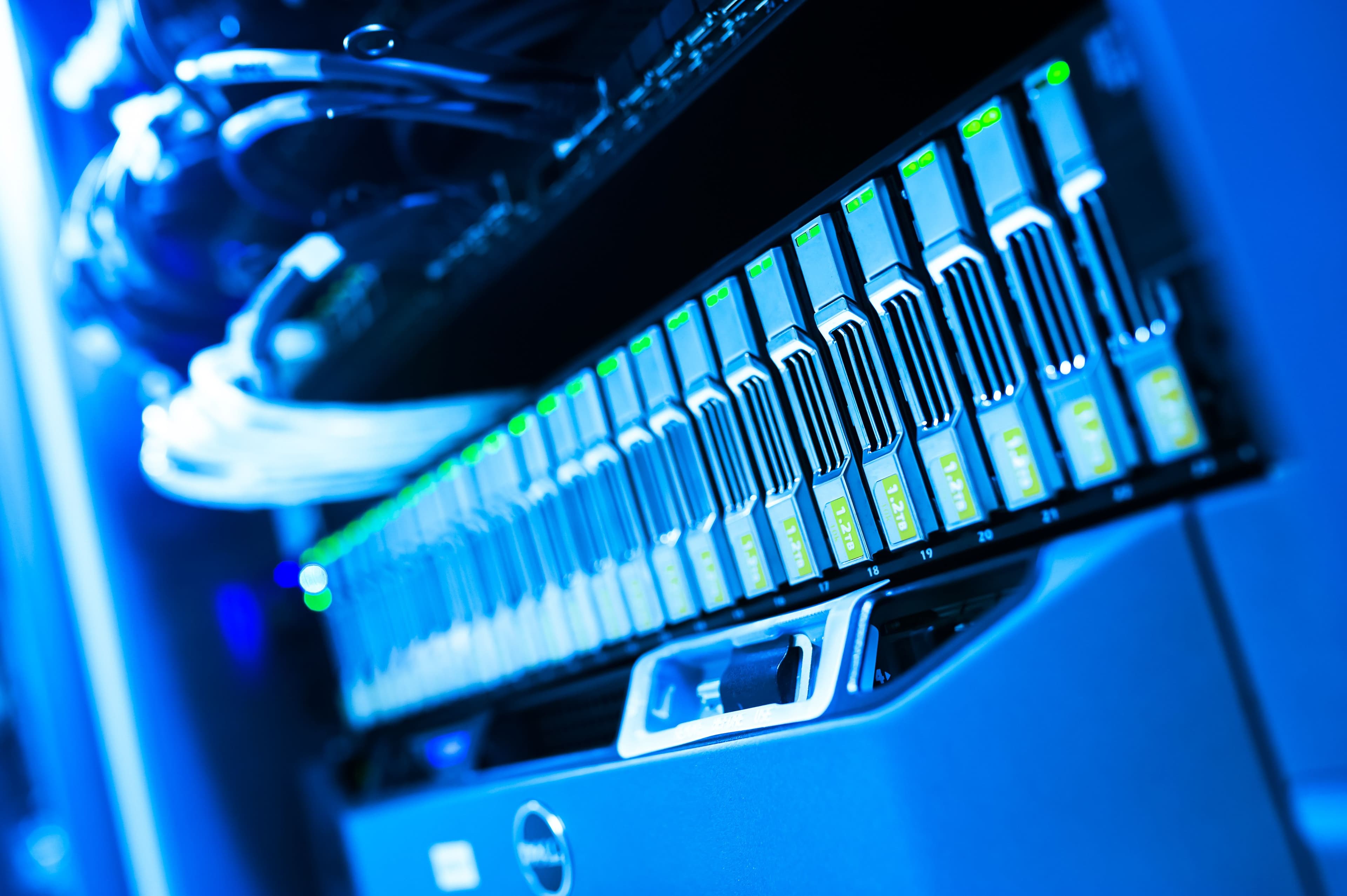 Fransa dedicated server NVMe SSD depolama yuvaları ve disk altyapısı