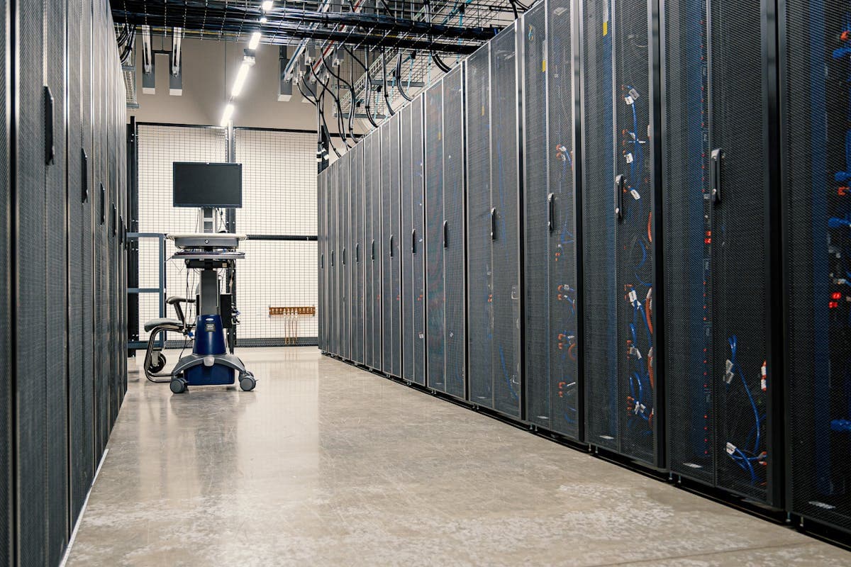 Almanya dedicated server kiralama için Hetzner veri merkezi rack kabinleri