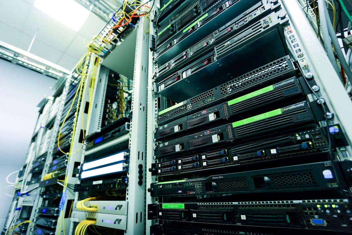 Almanya bare metal server donanımı NVMe SSD ve rack sunucu altyapısı