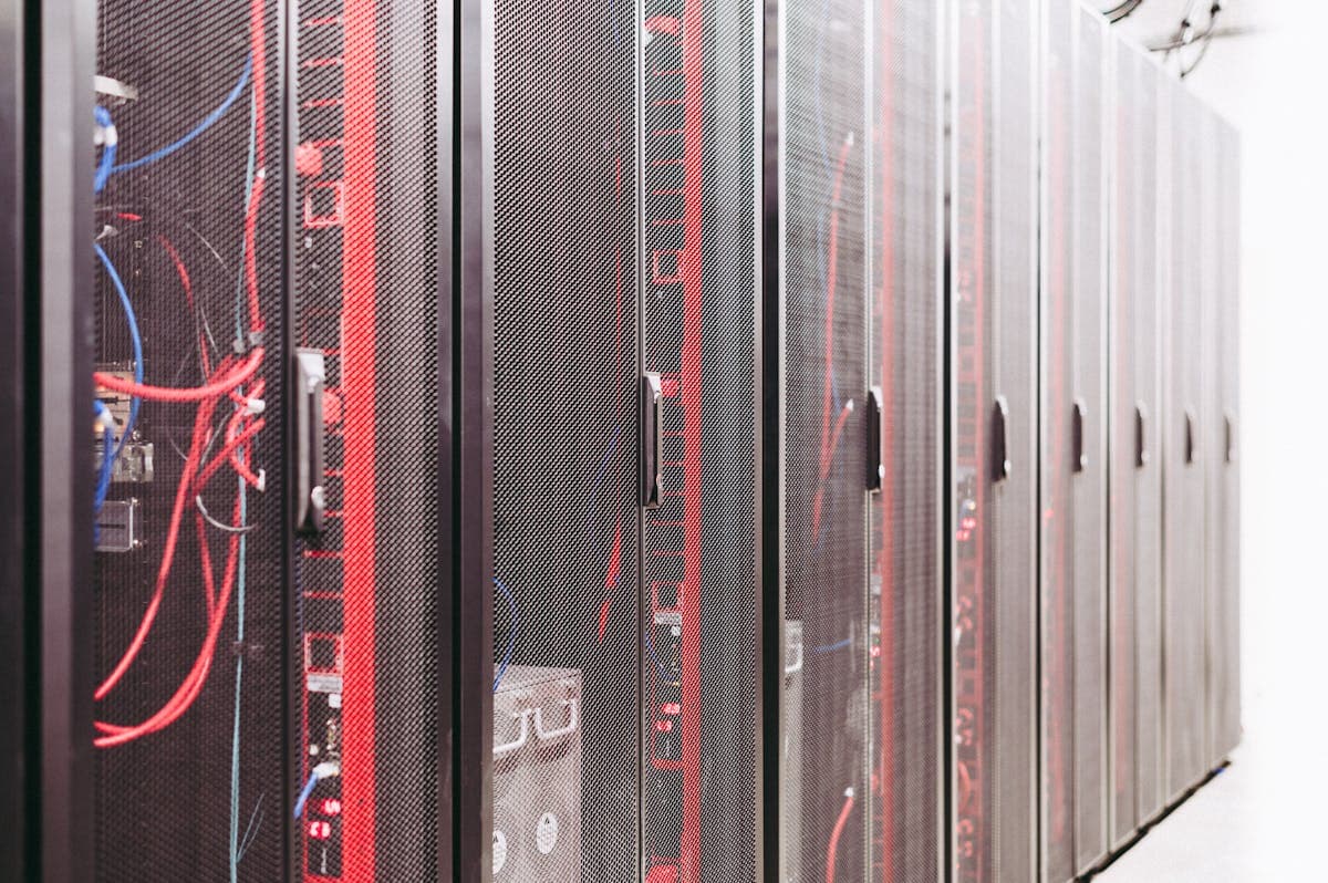 Hetzner Almanya lokasyon dedicated server rack sırası ve network ekipmanları