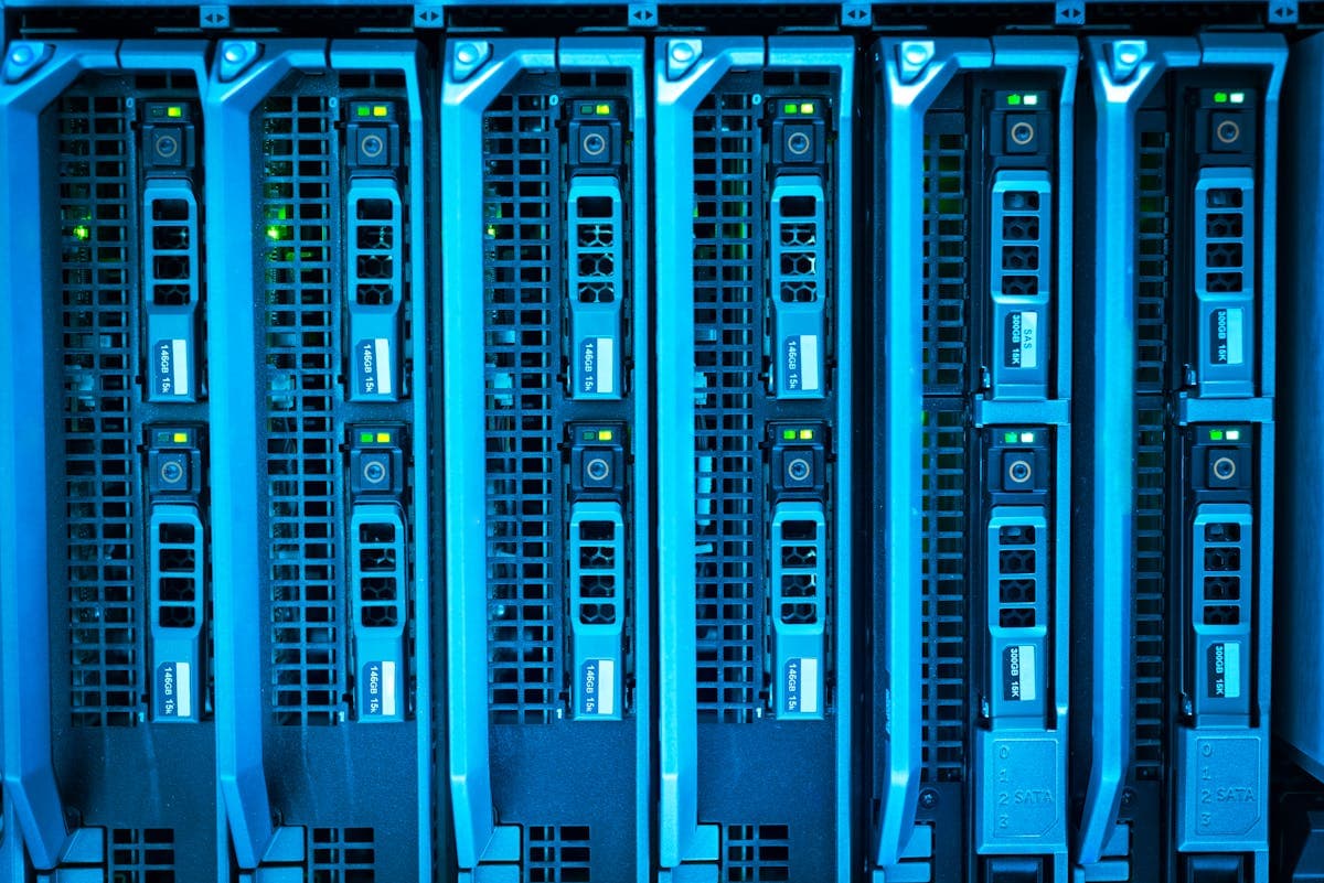 Dedicated server NVMe disk yuvaları ve yüksek performanslı depolama altyapısı